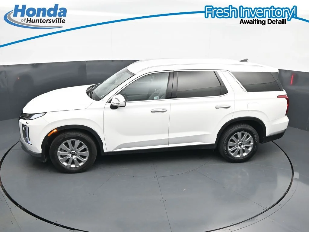 Used 2025 White Hyundai SEL image 21