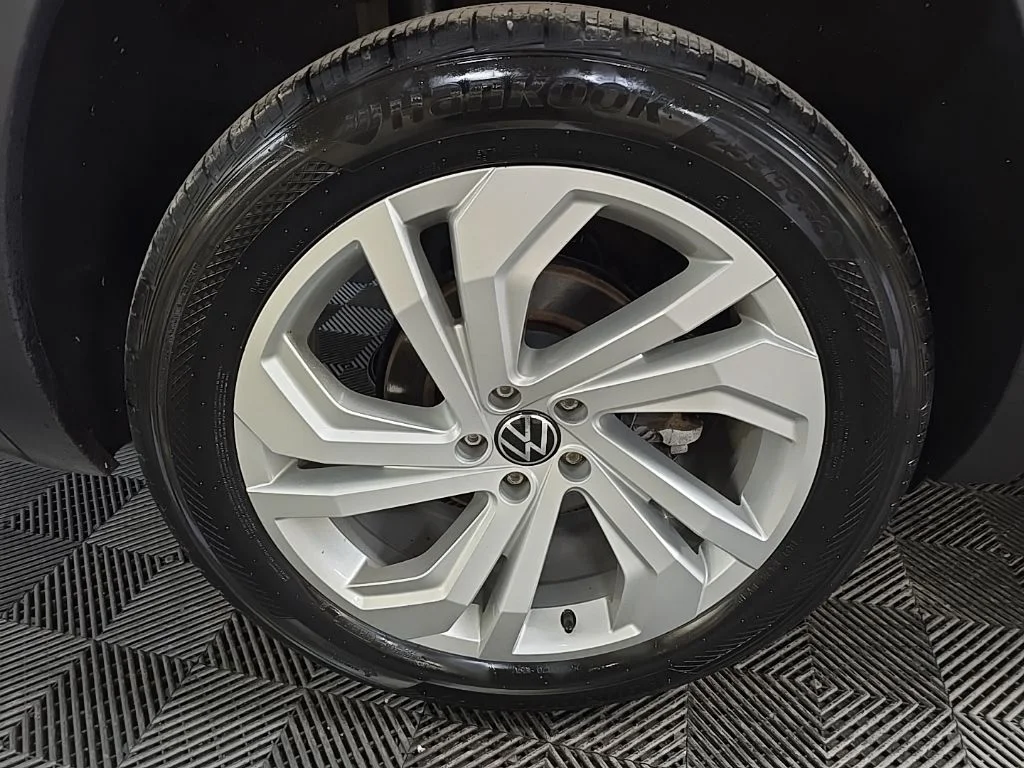 Used 2022 White Volkswagen 3.6L V6 SE w/Technology image 13