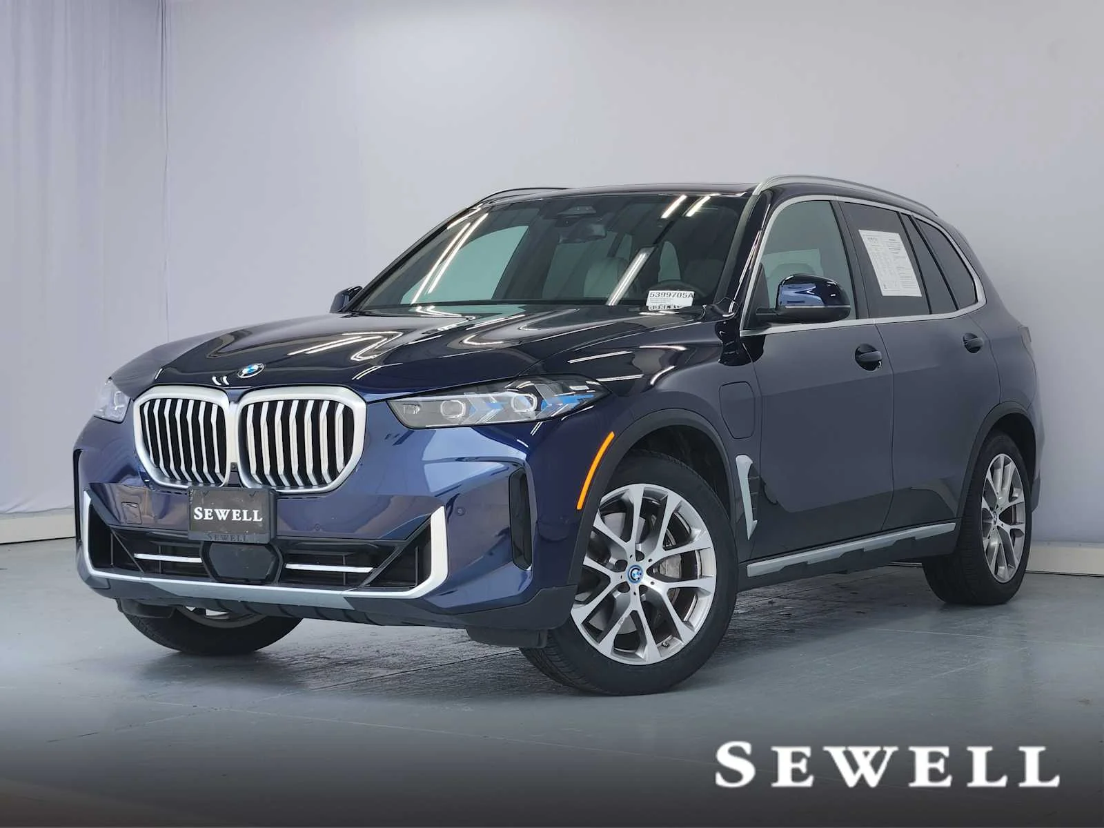2025 BMW X5 xDrive50e's photo