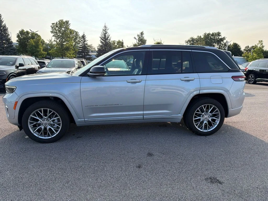Used 2024 Silver Jeep Summit image 4