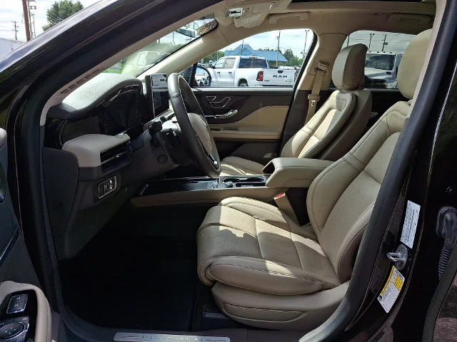 Used 2023 Red Lincoln Reserve image 14