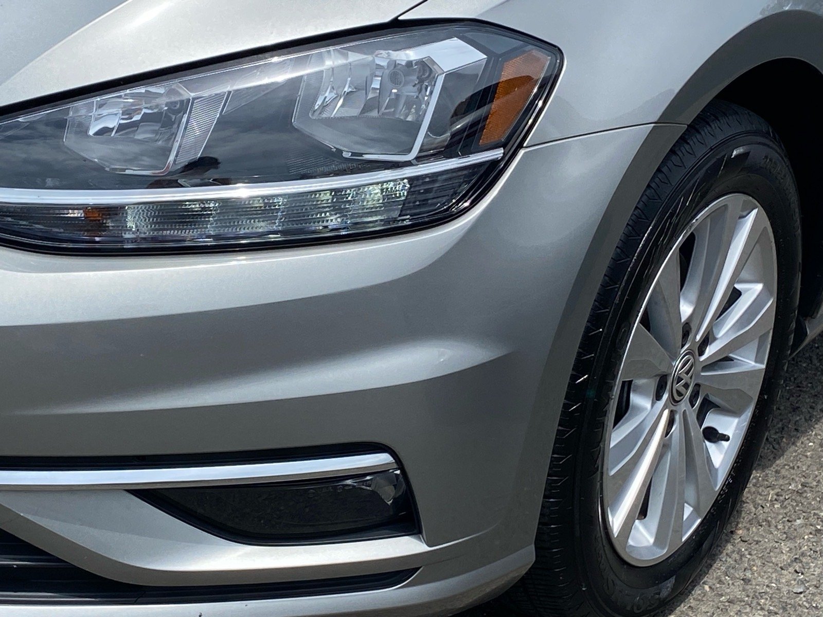 Used 2018 Silver Volkswagen TSI SE 4-Door image 3