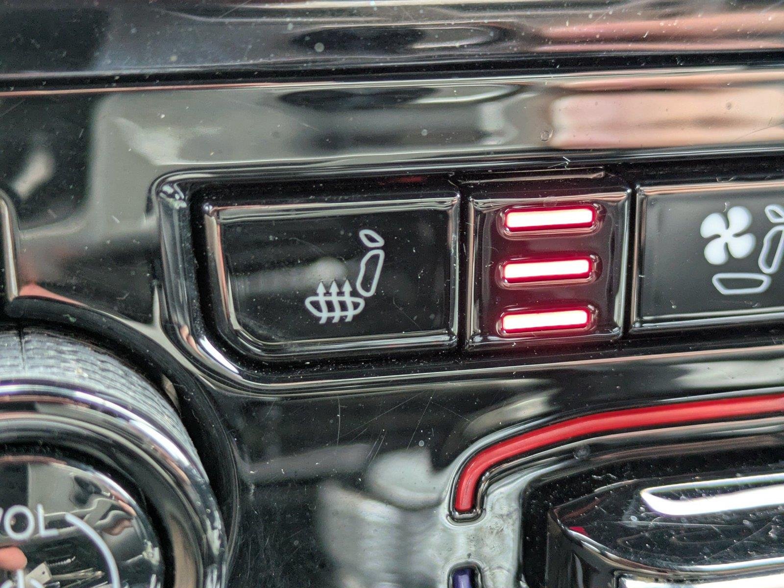 Used 2023 Diamond Black Crystal Pearlcoat Jeep Overland image 24