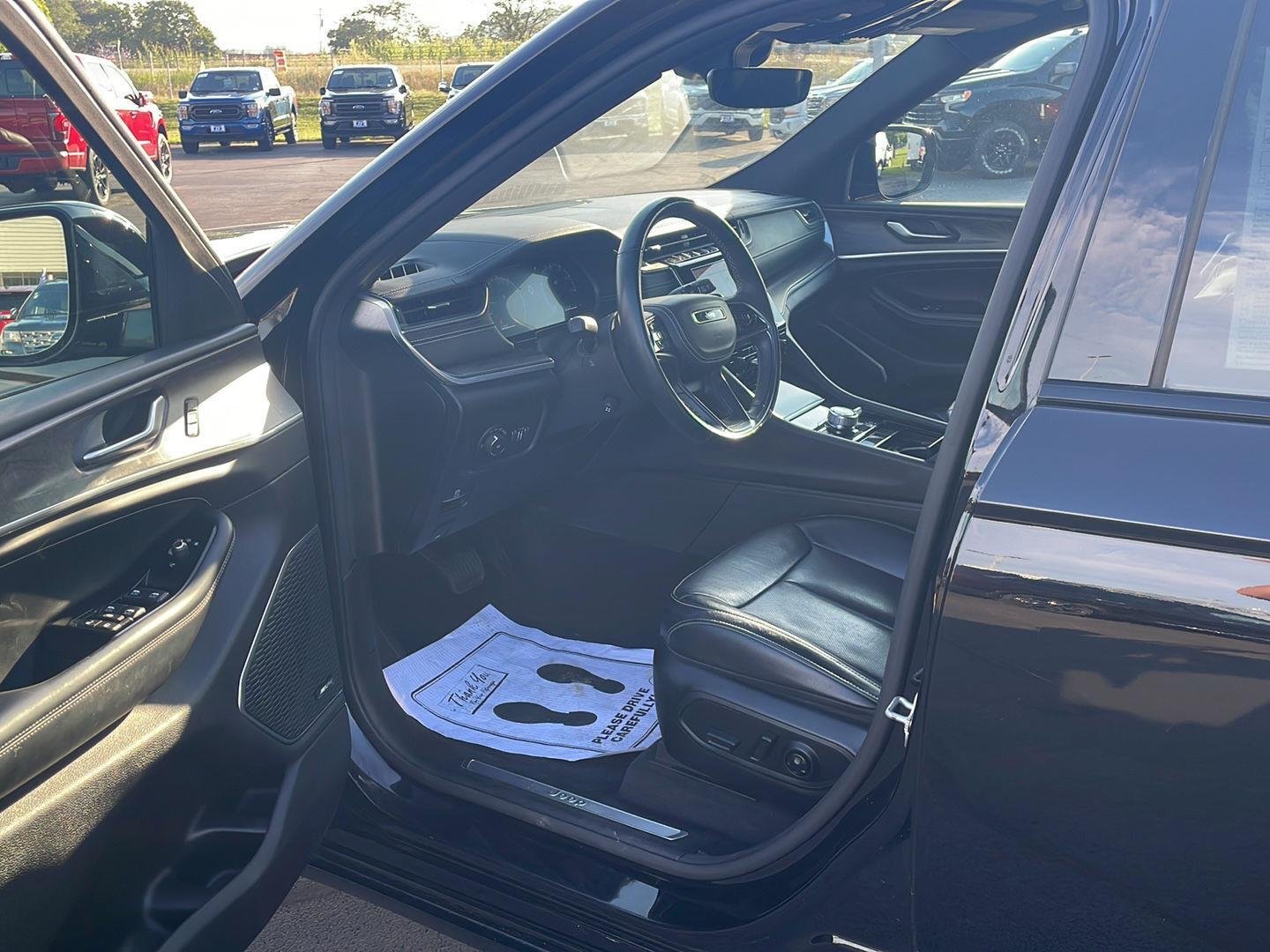 Used 2022 Diamond Black Jeep Overland image 10