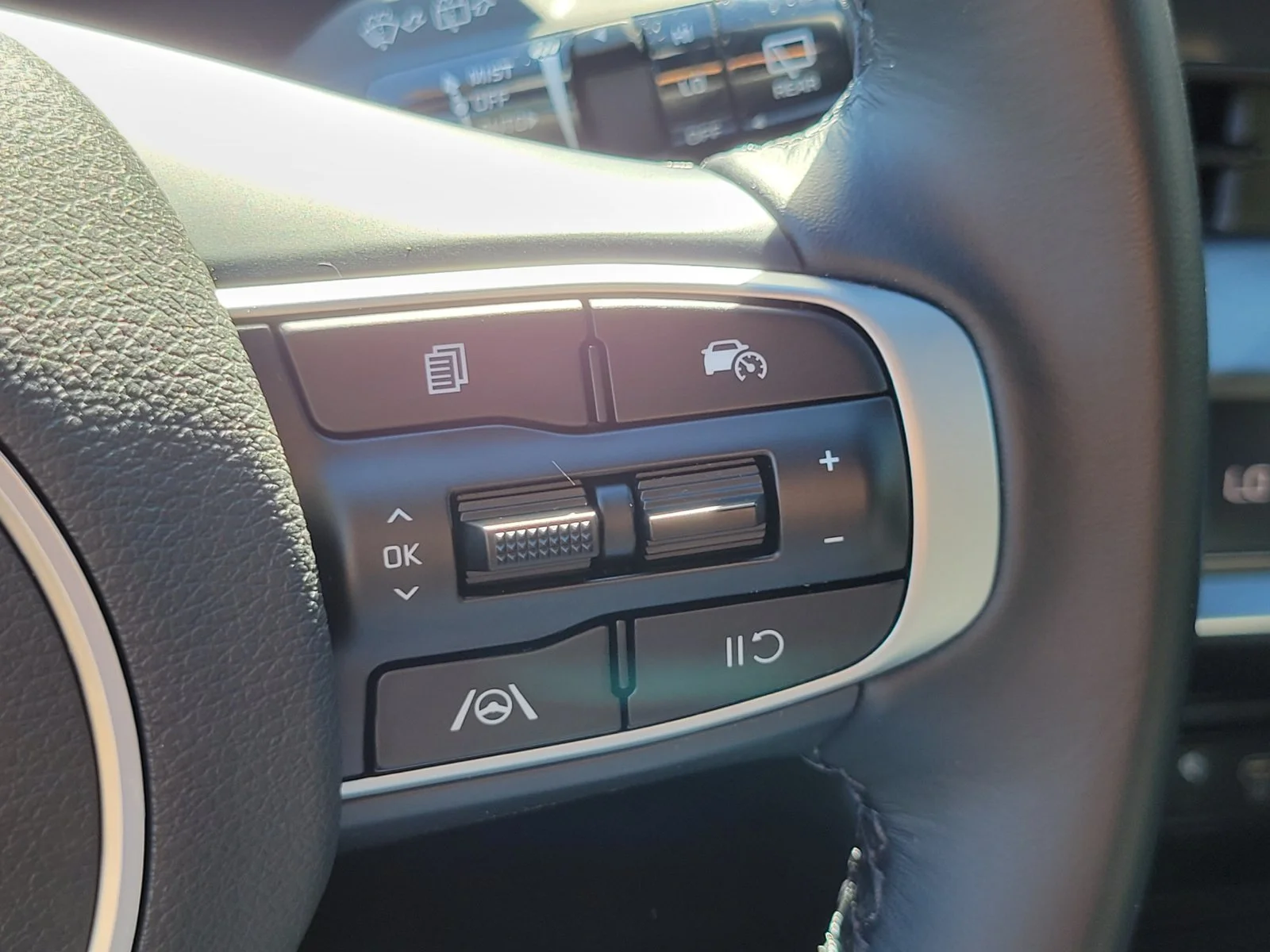 Certified Used 2025 Green Kia X-Line image 18
