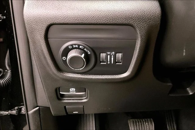 Used 2025 Diamond Black Crystal Pearlcoat Jeep Altitude image 38