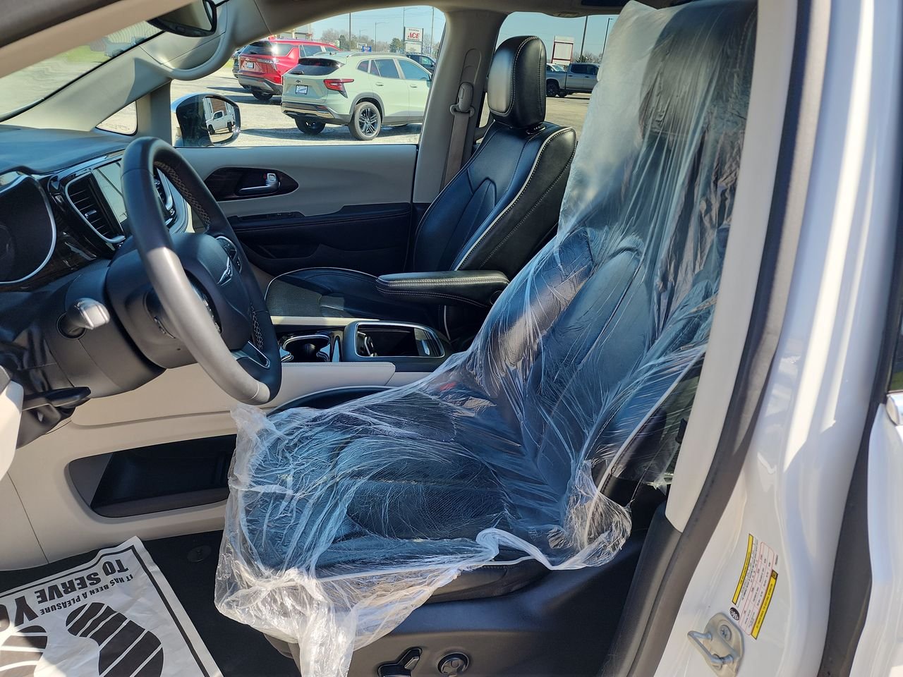 Used 2023  Chrysler Limited image 11