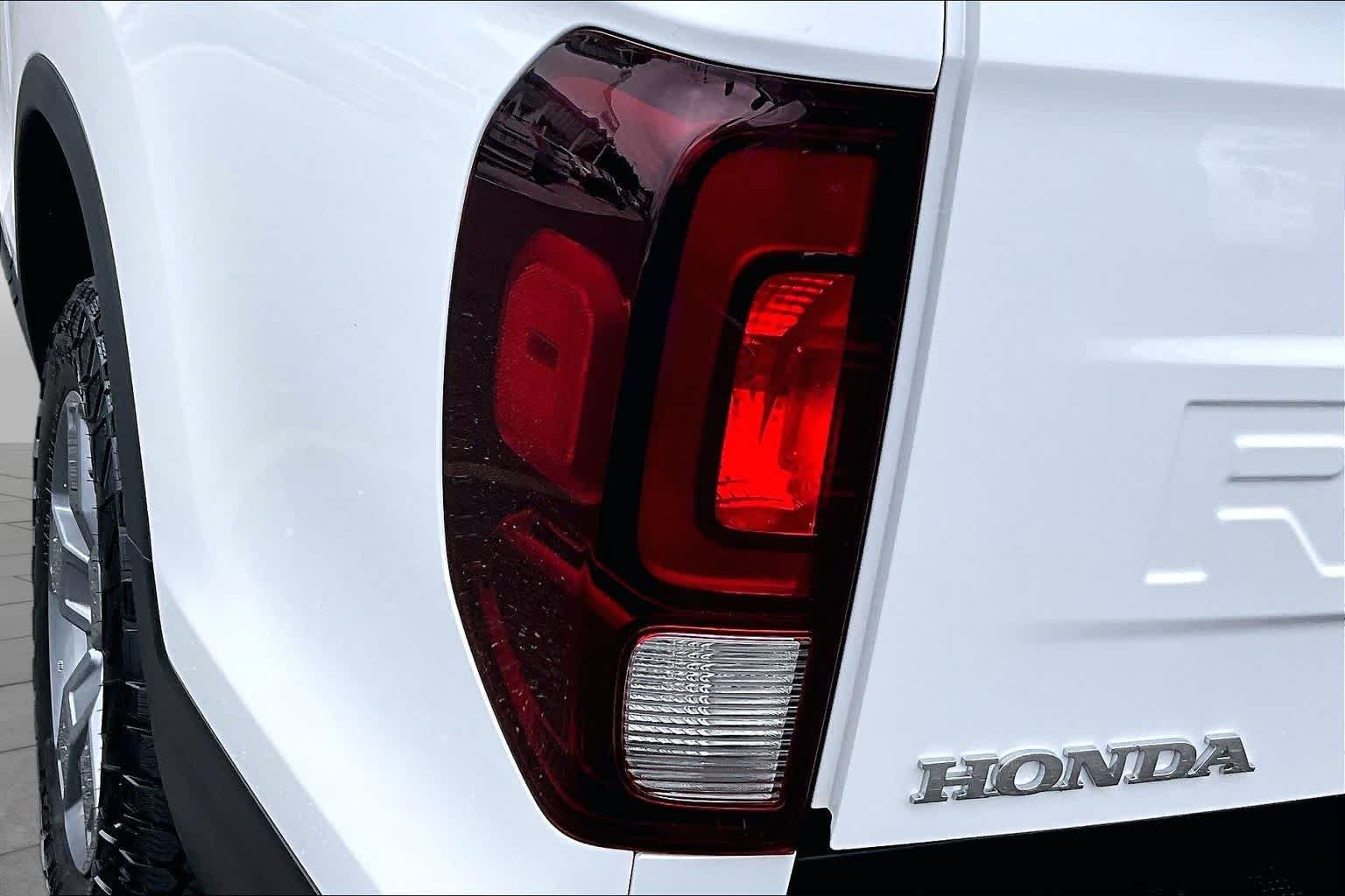 Used 2025 Platinum White Pearl Honda AWD TRAILSPORT image 28