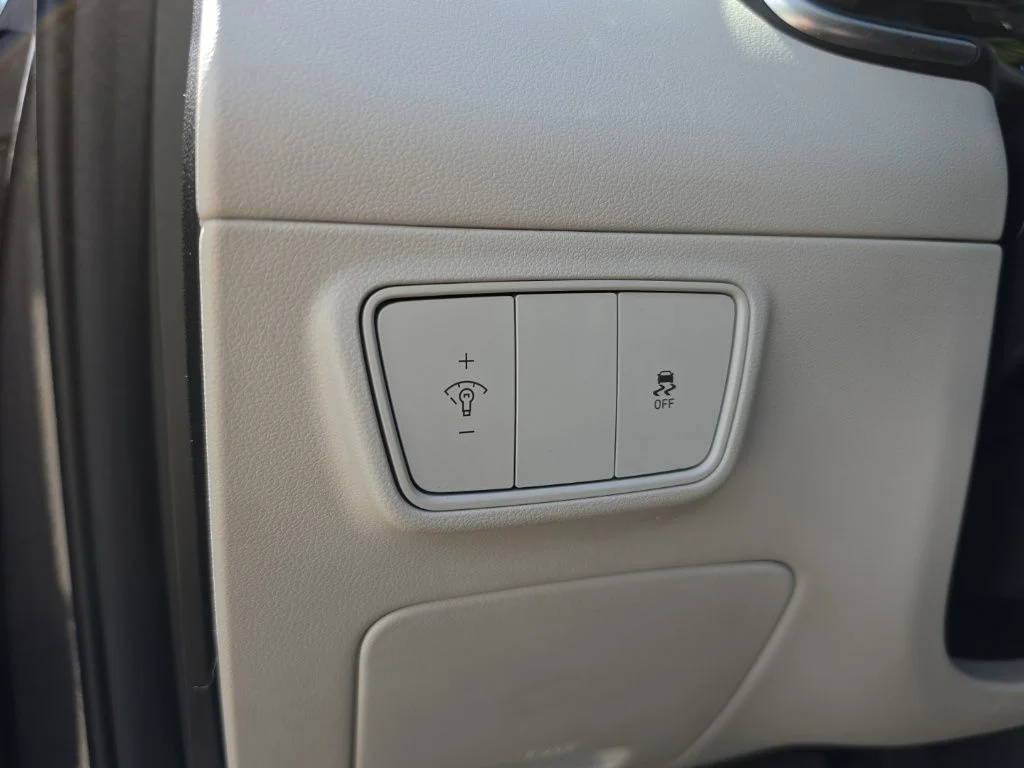 Used 2022 Gray Hyundai SE image 13