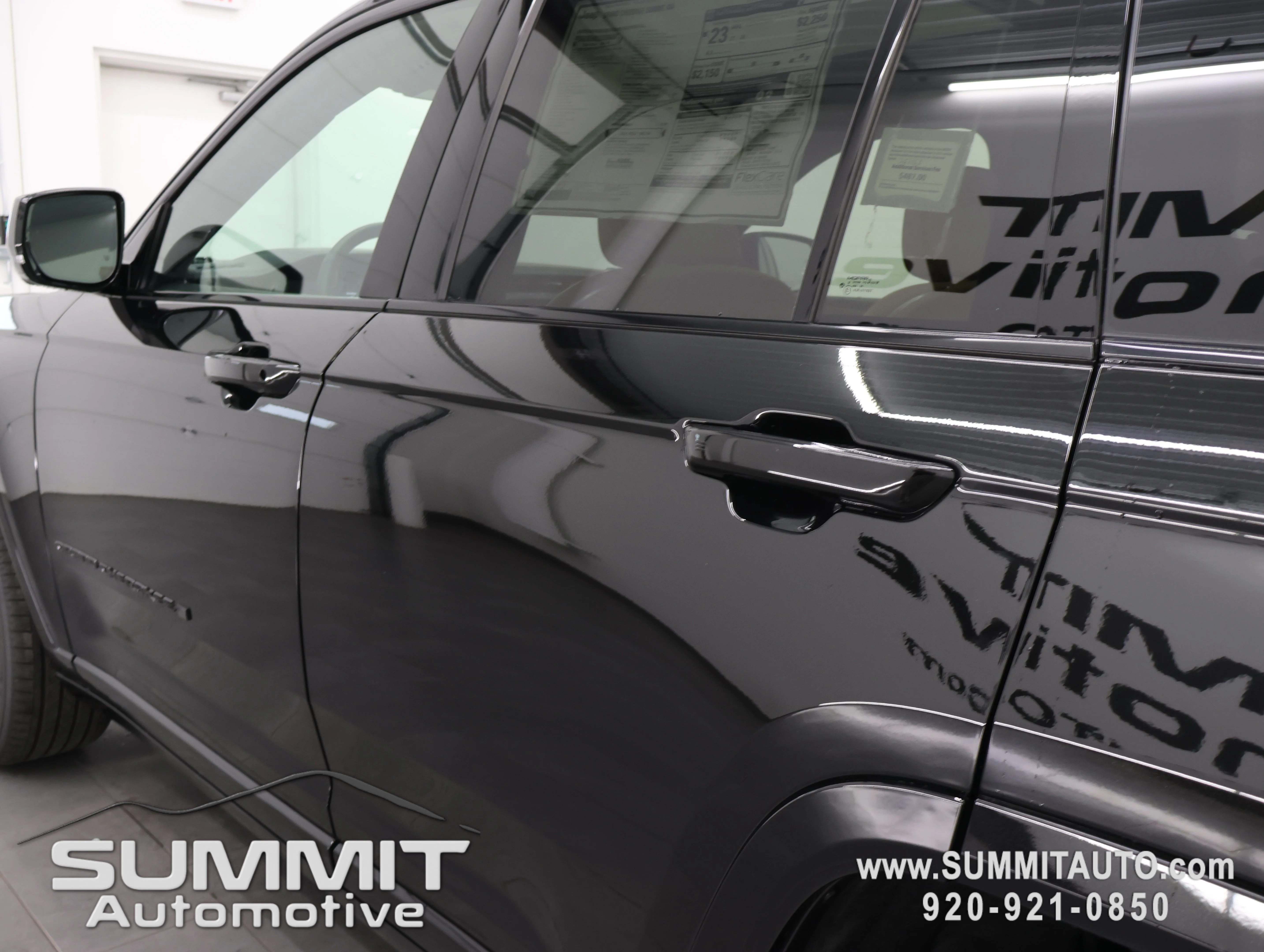 New 2026 Diamond Black Crystal Pearl-Coat Exterior Paint Jeep Summit image 38