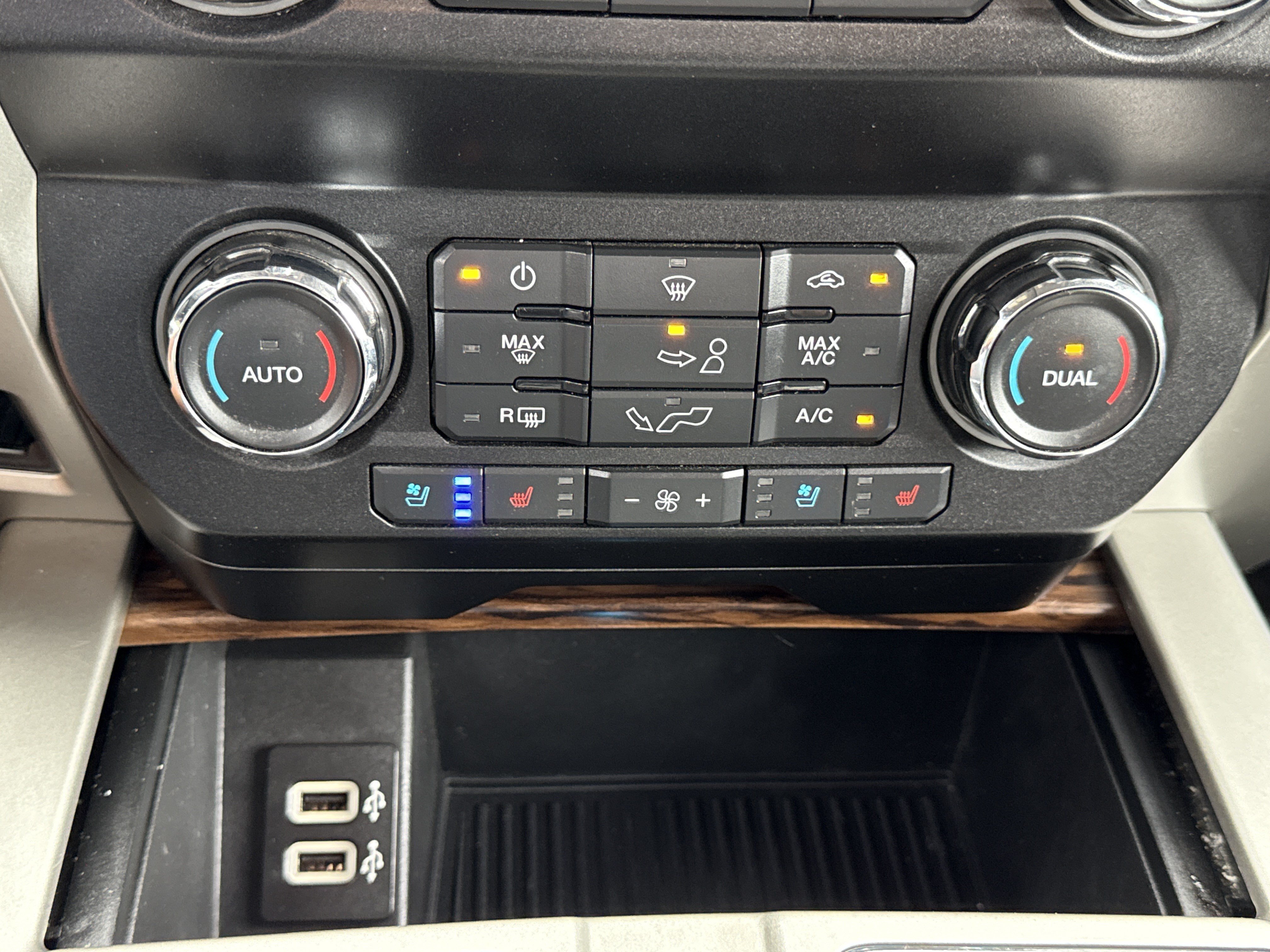 Used 2019 Agate Black Metallic Ford LARIAT image 26