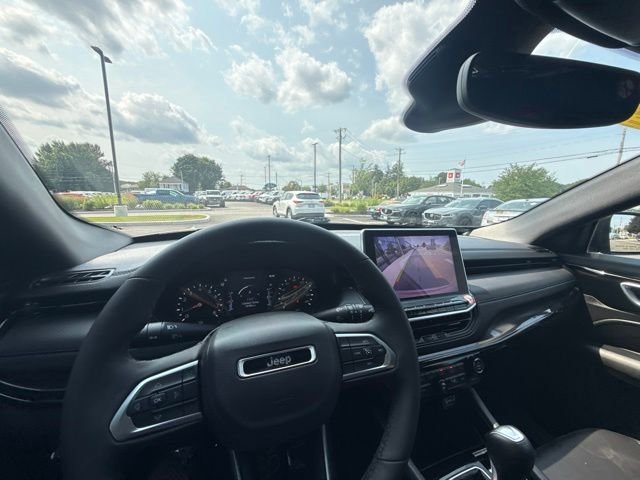 Used 2025 Silver Jeep Latitude image 25