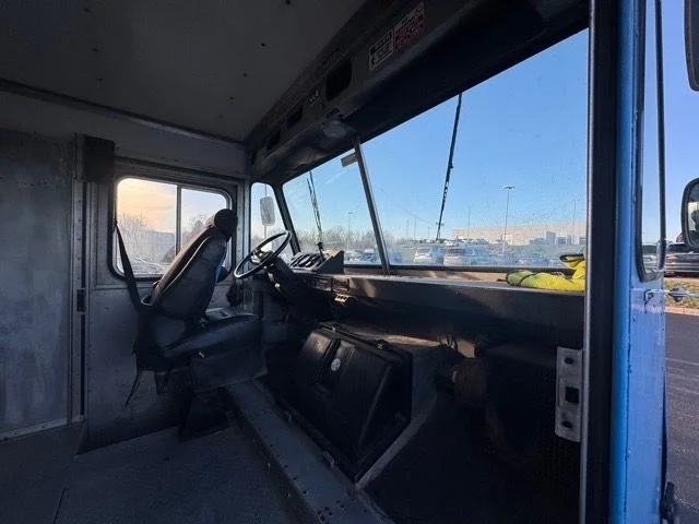 Used 1999 Blue Freightliner Walk-In Van image 7