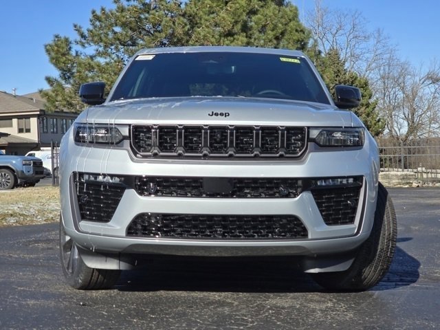 New 2026 Silver Zynith Exterior Paint Jeep Limited Reserve image 3