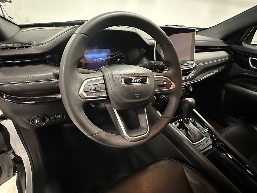 Used 2023  Jeep Altitude image 20