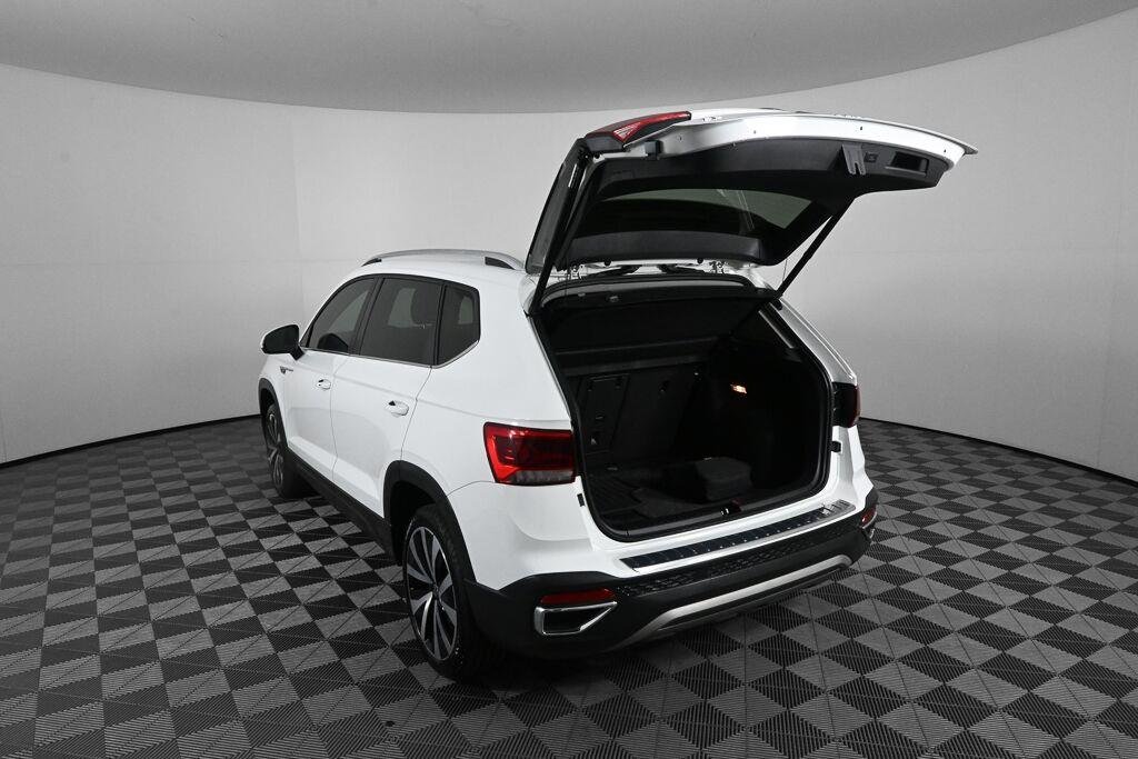 Used 2022 Pure White Volkswagen SE image 30