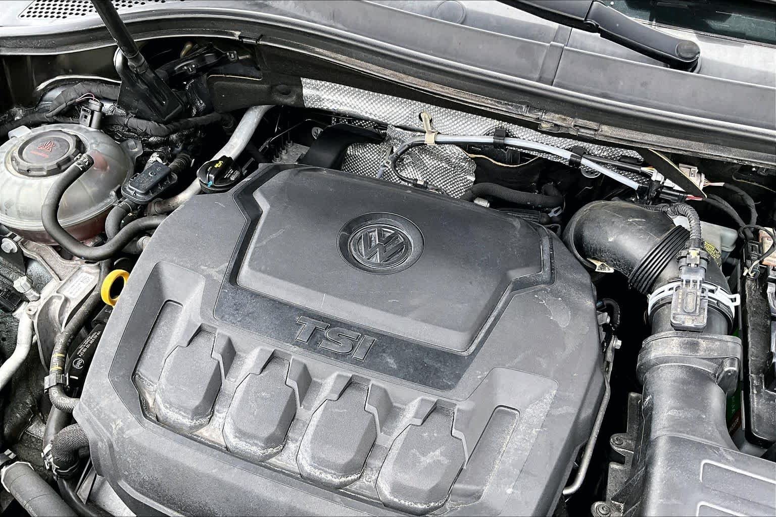 Used 2019 Platinum Gray Metallic Volkswagen SE image 30