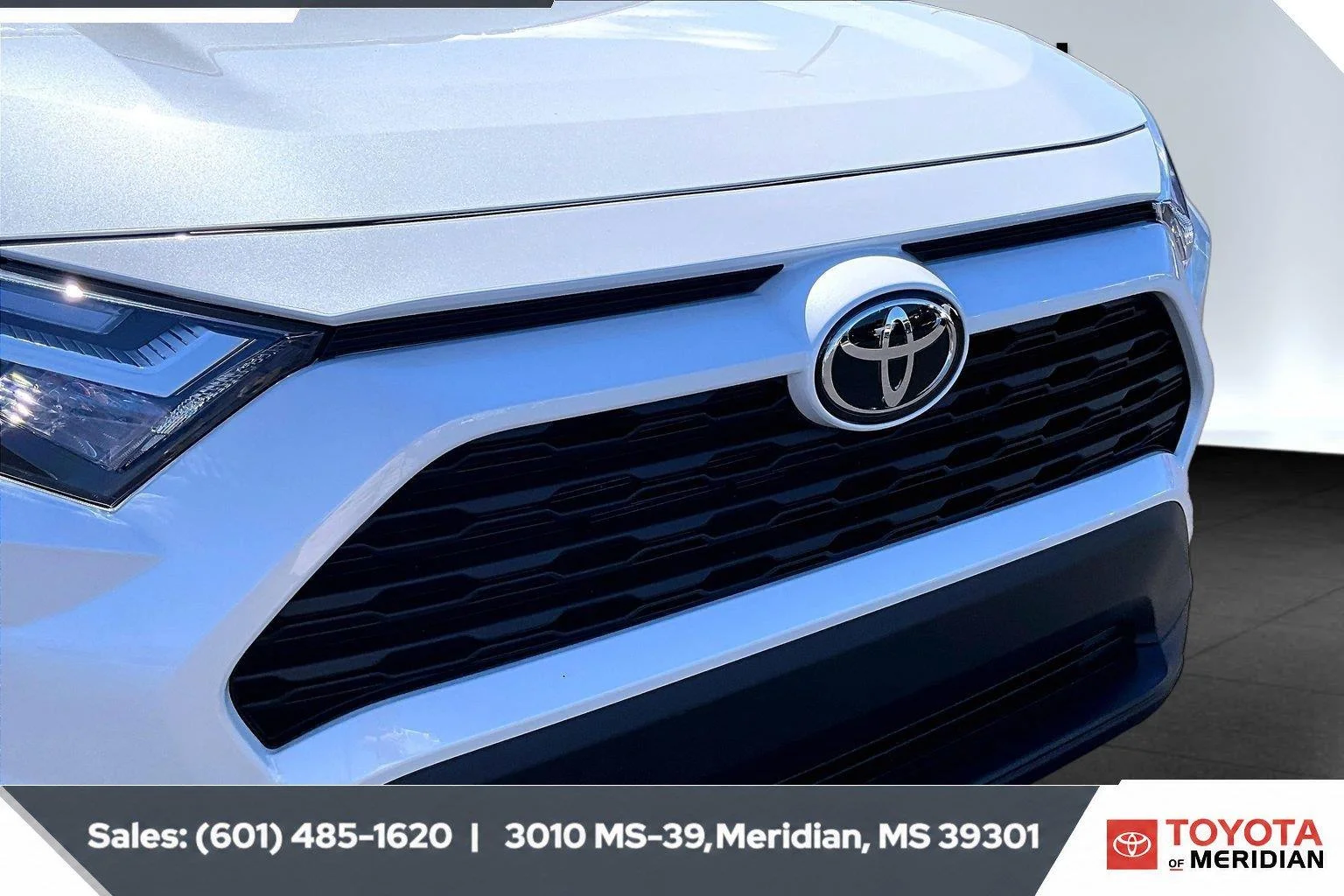 Used 2025 Wind Chill Pearl Toyota XLE Premium image 21