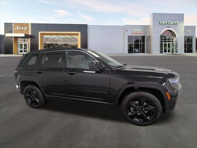 New 2026 Diamond Black Crystal Pearl-Coat Exterior Paint Jeep Limited image 3