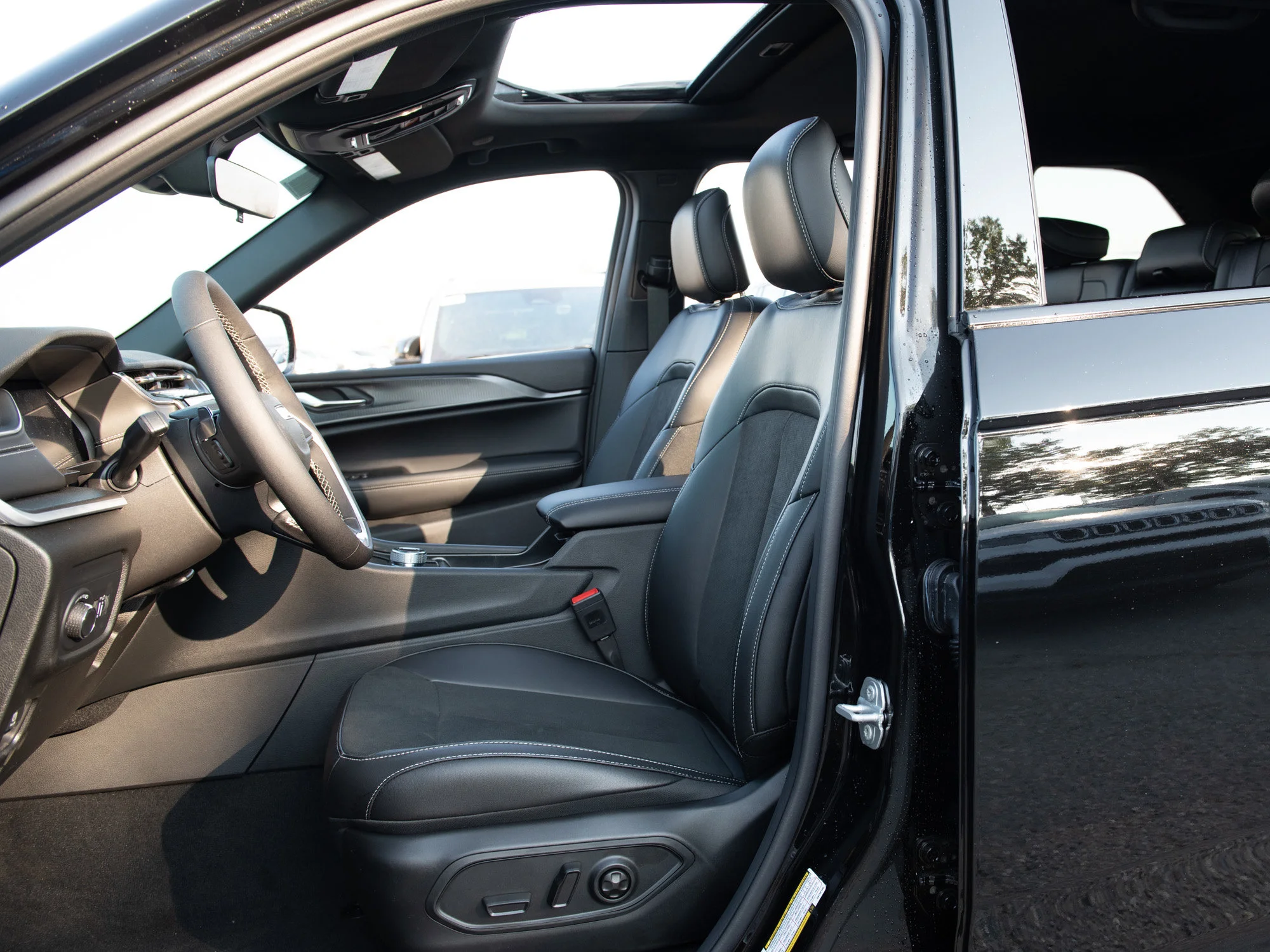 New 2025 Black Jeep Altitude* Sunroof, Trailer Tow Pkg, Heated Leather image 20