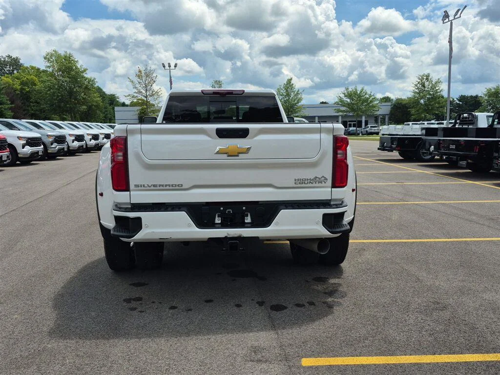 Used 2024 Summit White Chevrolet High Country image 6