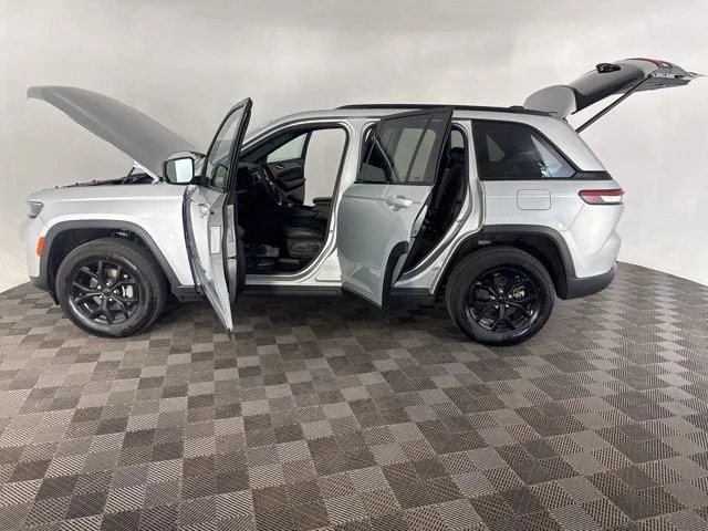 Used 2025 Silver Jeep Altitude image 11