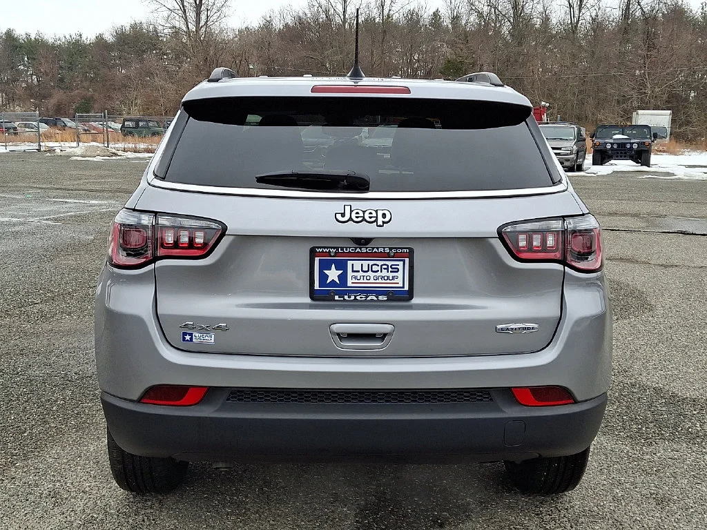 Used 2023 Silver Jeep Latitude image 10