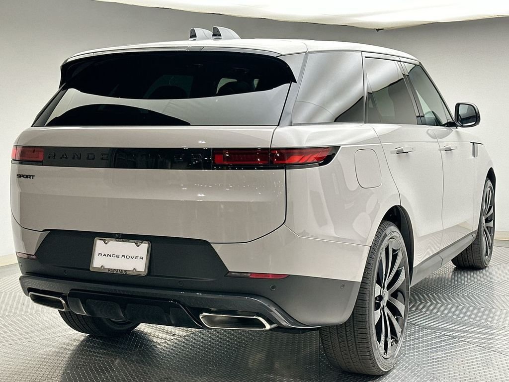 New 2026 Borasco Grey Land Rover SE image 3