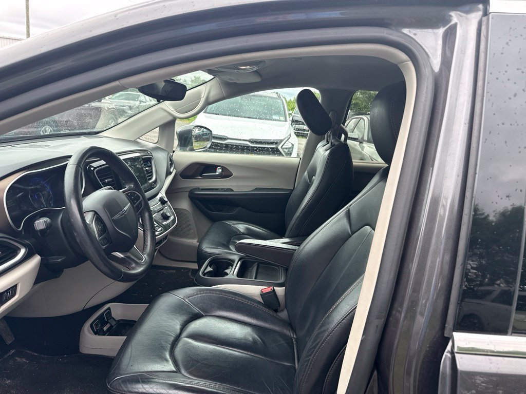 Used 2017 Gray Chrysler Touring L image 8