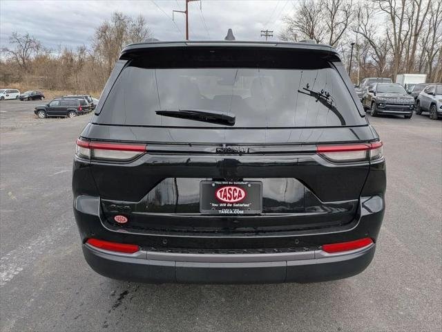 New 2026 Diamond Black Crystal Pearl-Coat Exterior Paint Jeep Altitude image 3