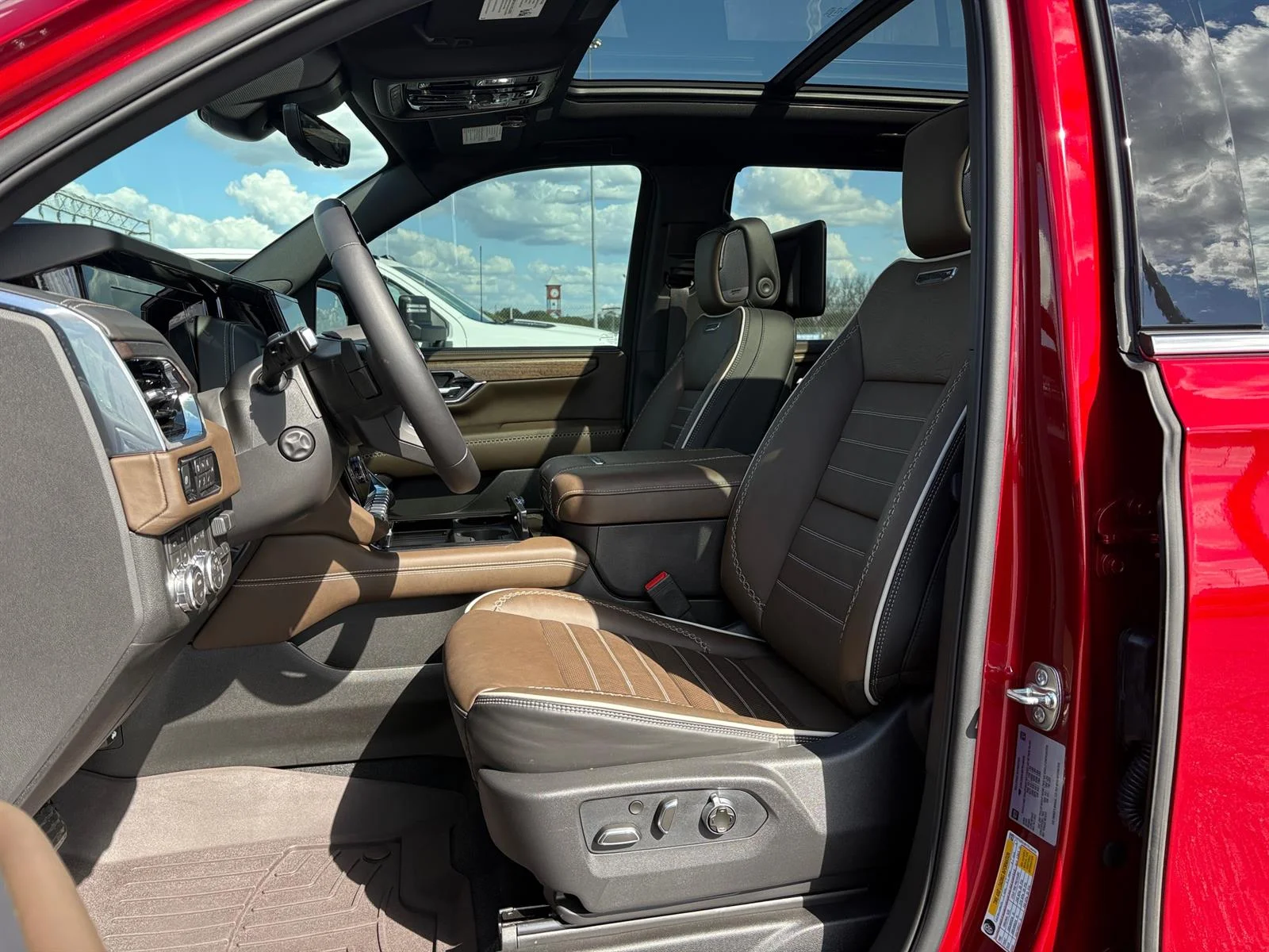 2026 GMC Yukon Denali Ultimate - Photo 31