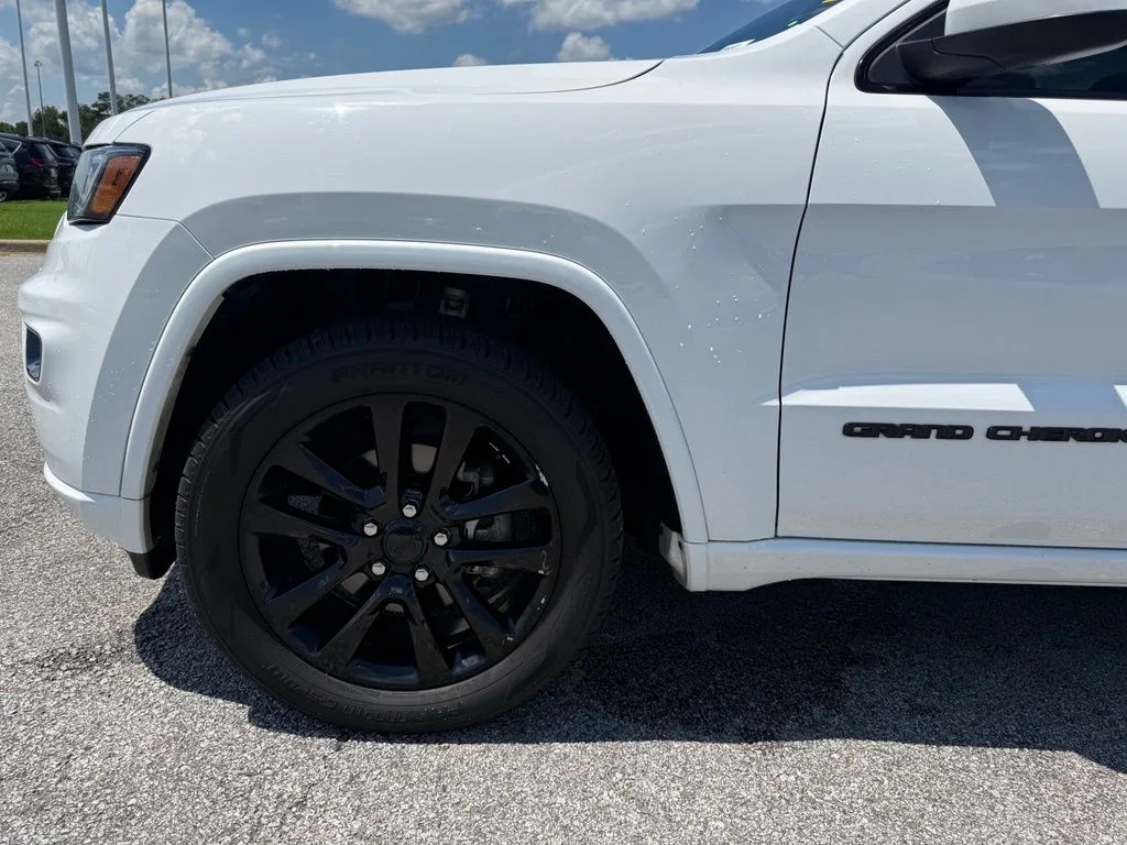Used 2020 White Jeep Altitude image 23