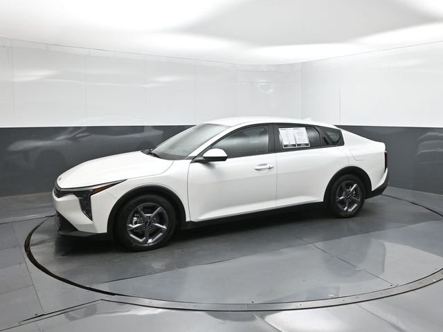 Used 2025 White Kia LXS image 28