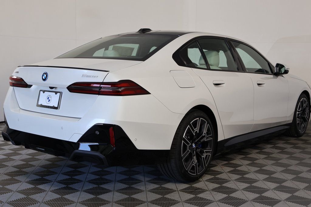 New 2027 Mineral White Metallic BMW 550e xDrive image 2