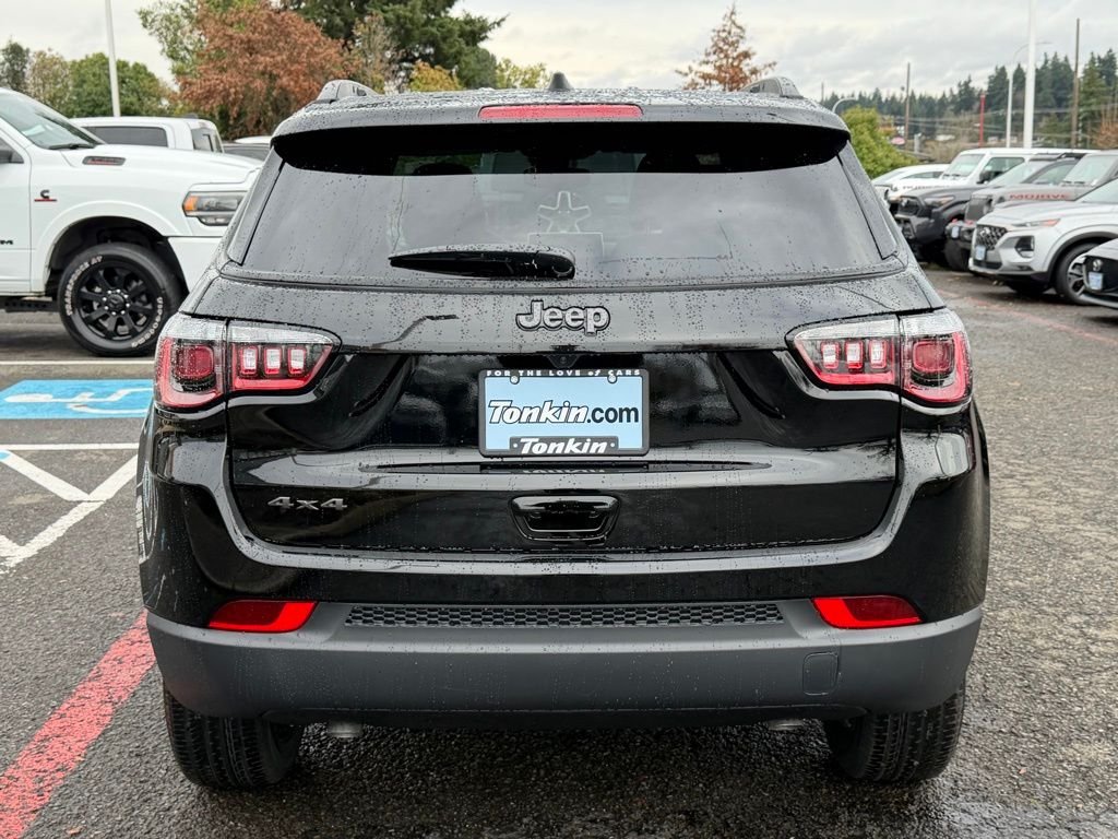 New 2026 Diamond Black Crystal Pearl-Coat Exterior Paint Jeep Latitude image 7