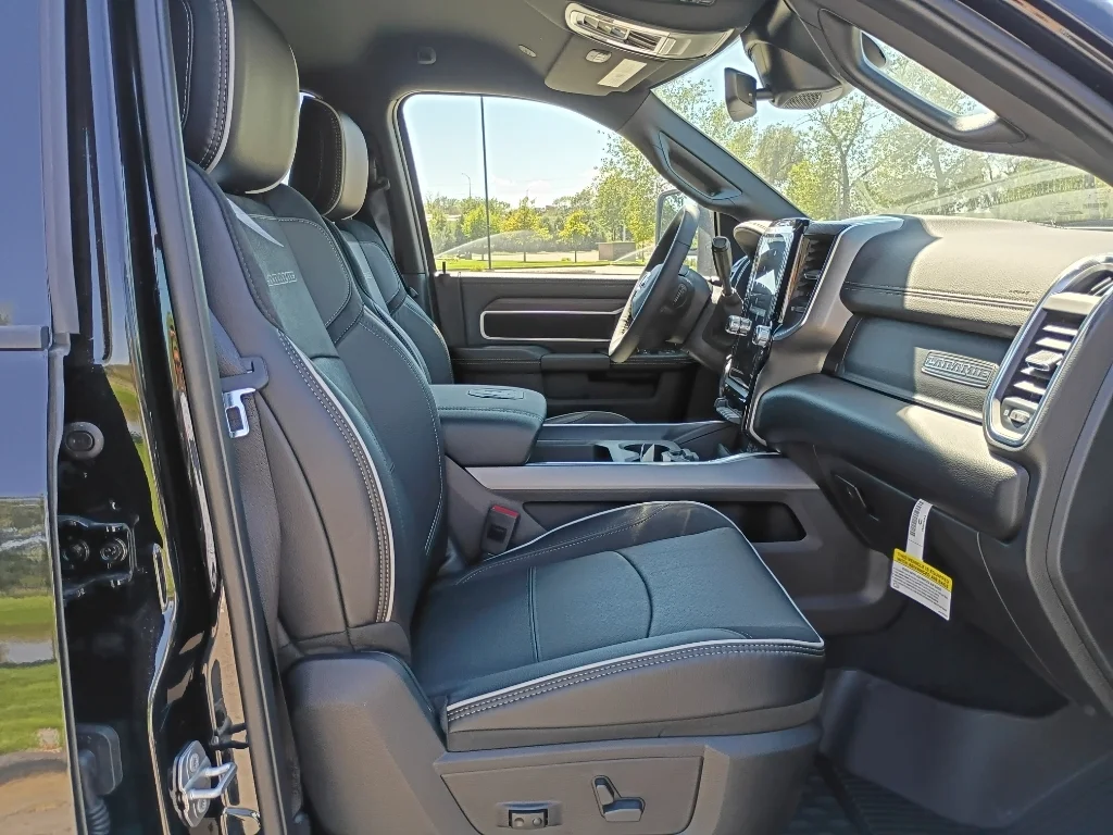New 2026 Diamond Black Crystal Pearl-Coat Exterior Paint RAM Laramie image 11