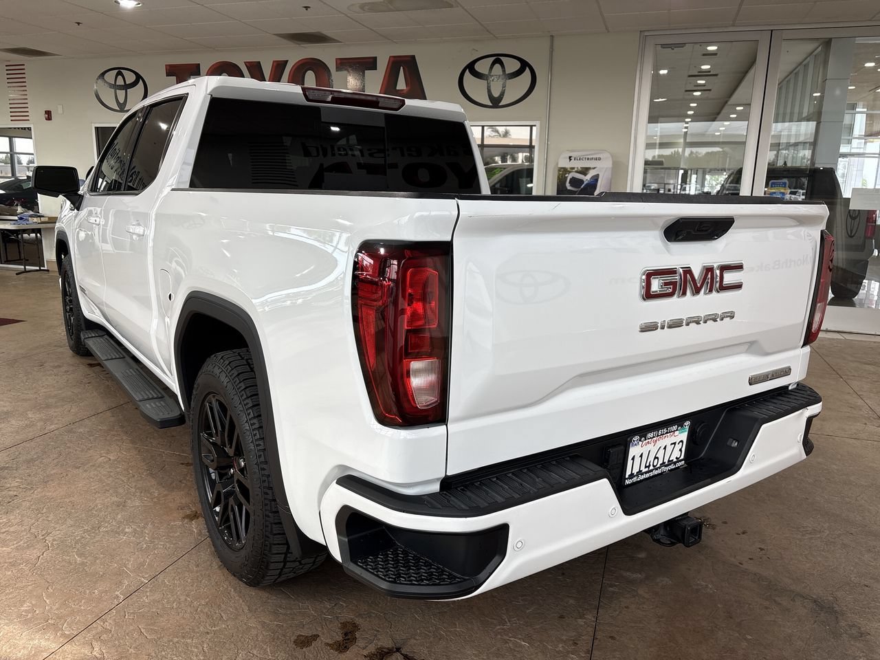 Used 2024 Summit White GMC Elevation image 8