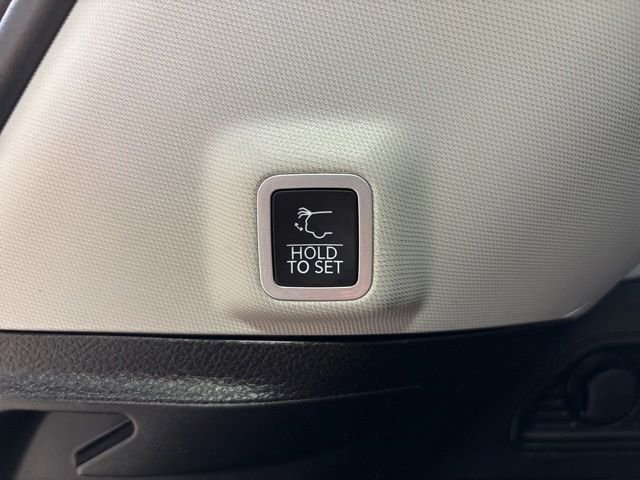 Used 2023 Diamond Black Crystal Pearlcoat Jeep Limited image 21