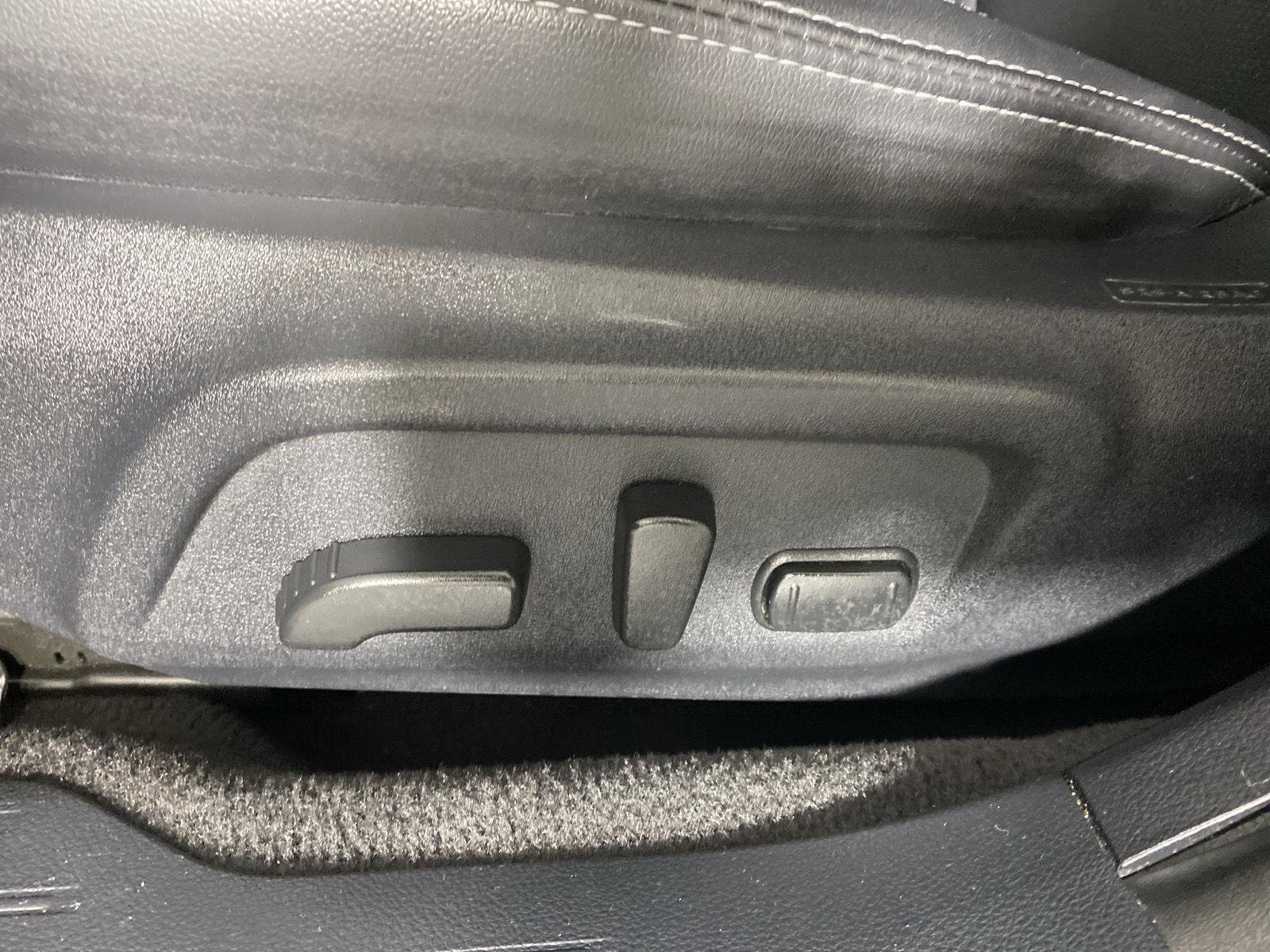 Used 2018 Ice Silver Metallic Subaru Limited image 14