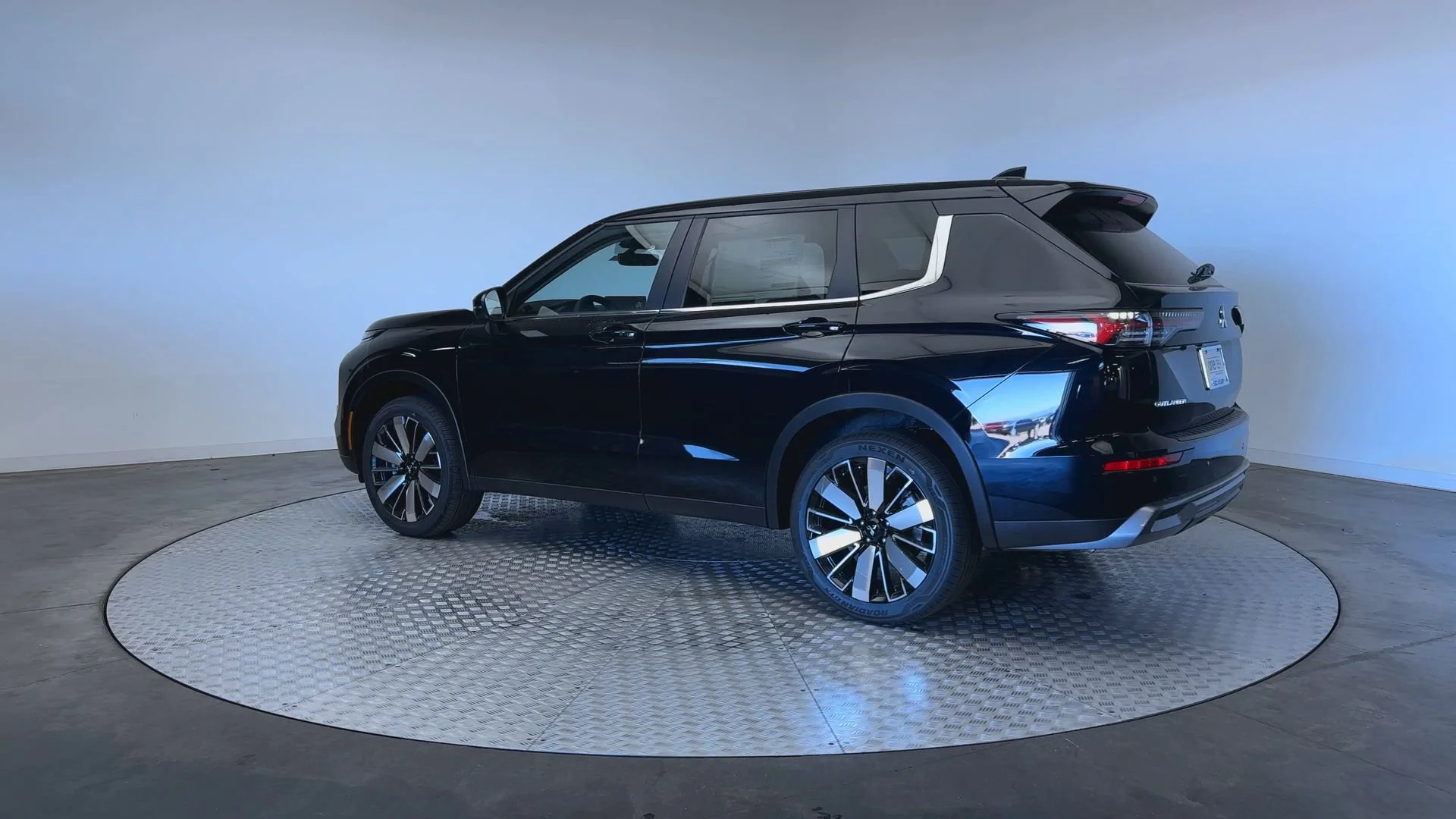 New 2026 Labrador Black Pearl Mitsubishi SE image 6