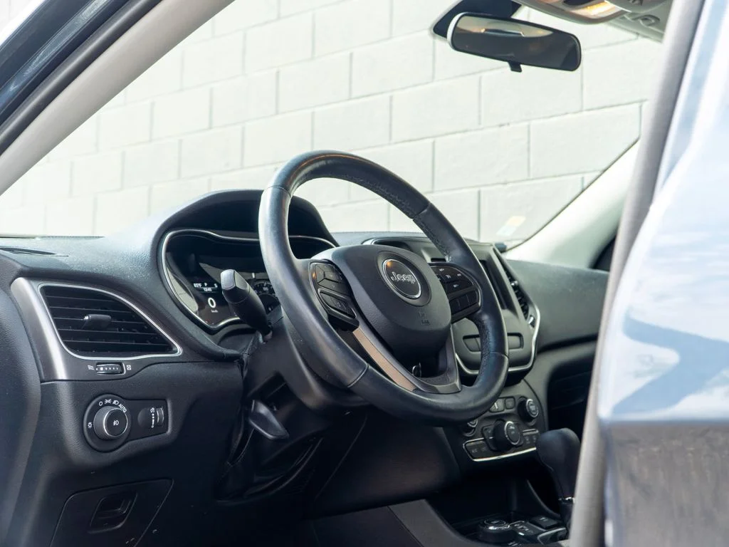 Used 2019 Blue Jeep Latitude image 4