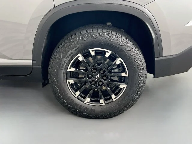 Used 2025 Gray Chevrolet Z71 image 37