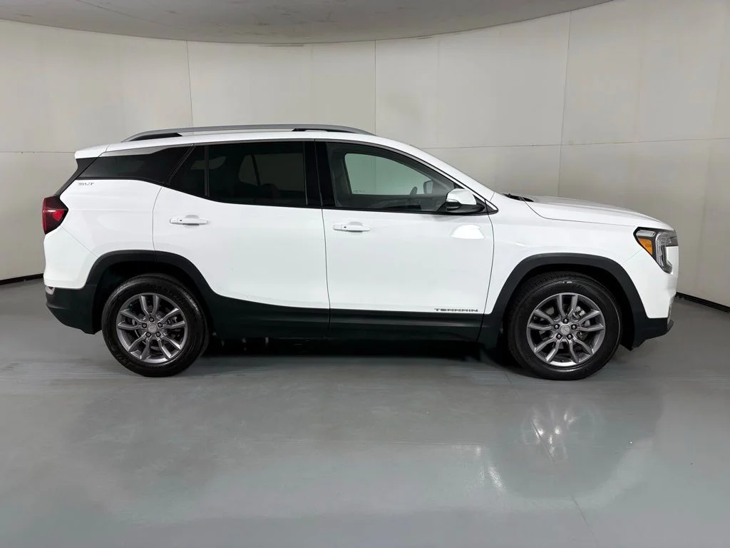 Used 2024 White GMC SLT image 9