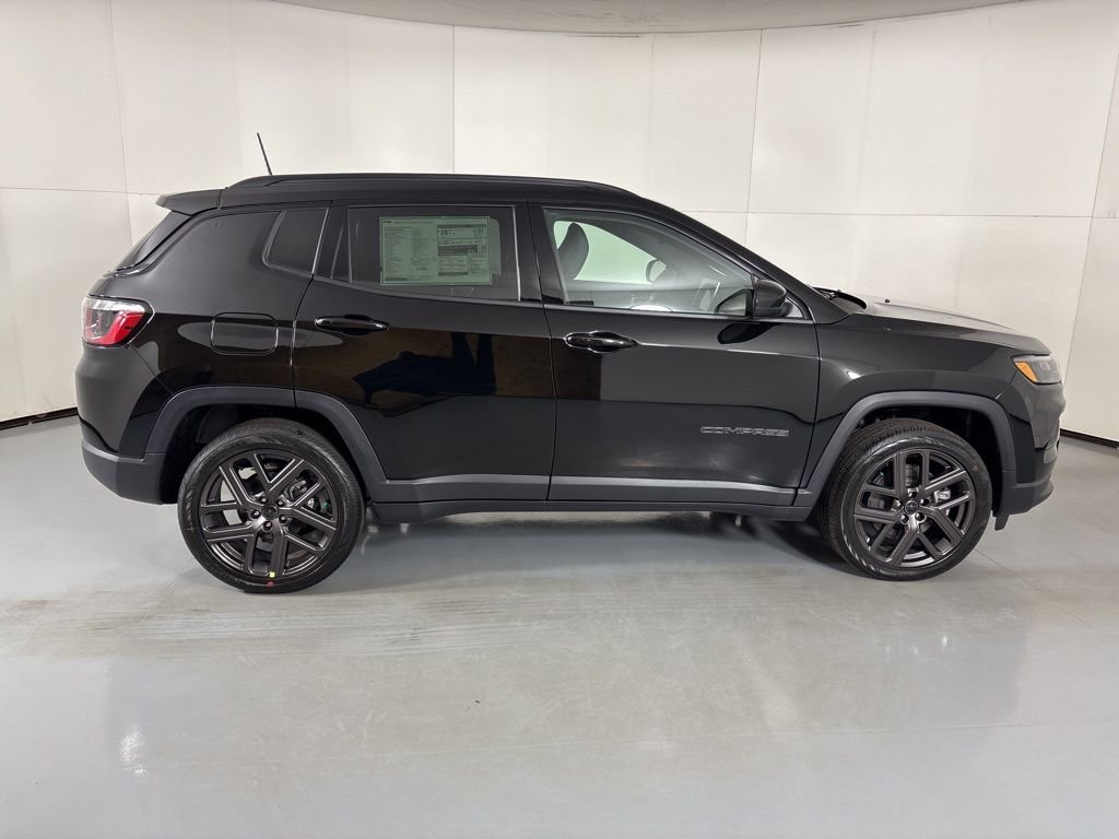 New 2026 Diamond Black Crystal Pearlcoat Jeep Latitude image 9