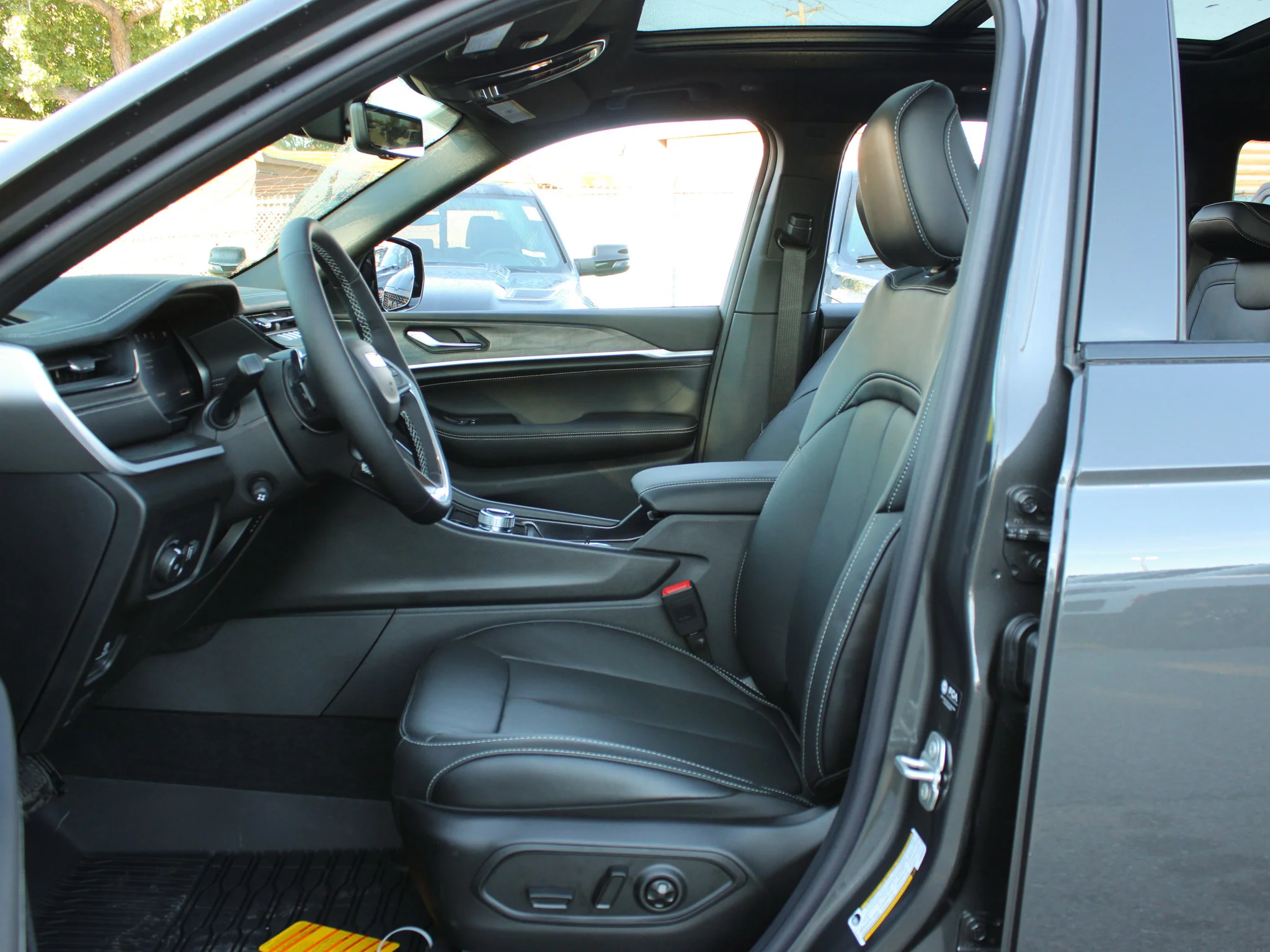 New 2026 Grey Jeep Limited Reserve* image 7