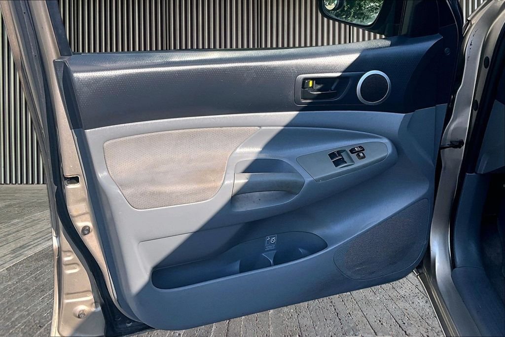 Used 2005 Beige Toyota Base image 21