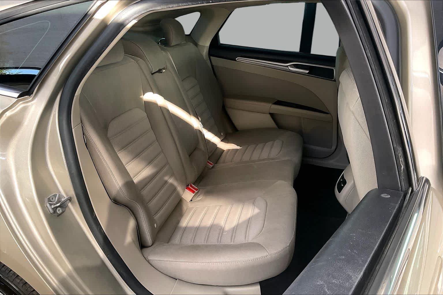Used 2019 White Gold Metallic Ford SE image 20