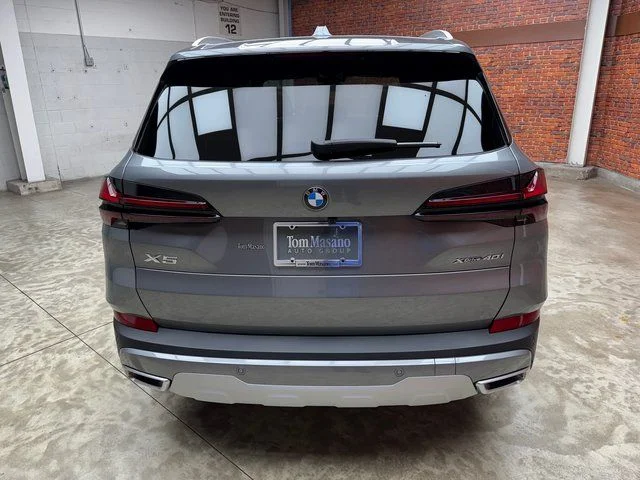 Used 2026 Gray BMW xDrive40i image 4