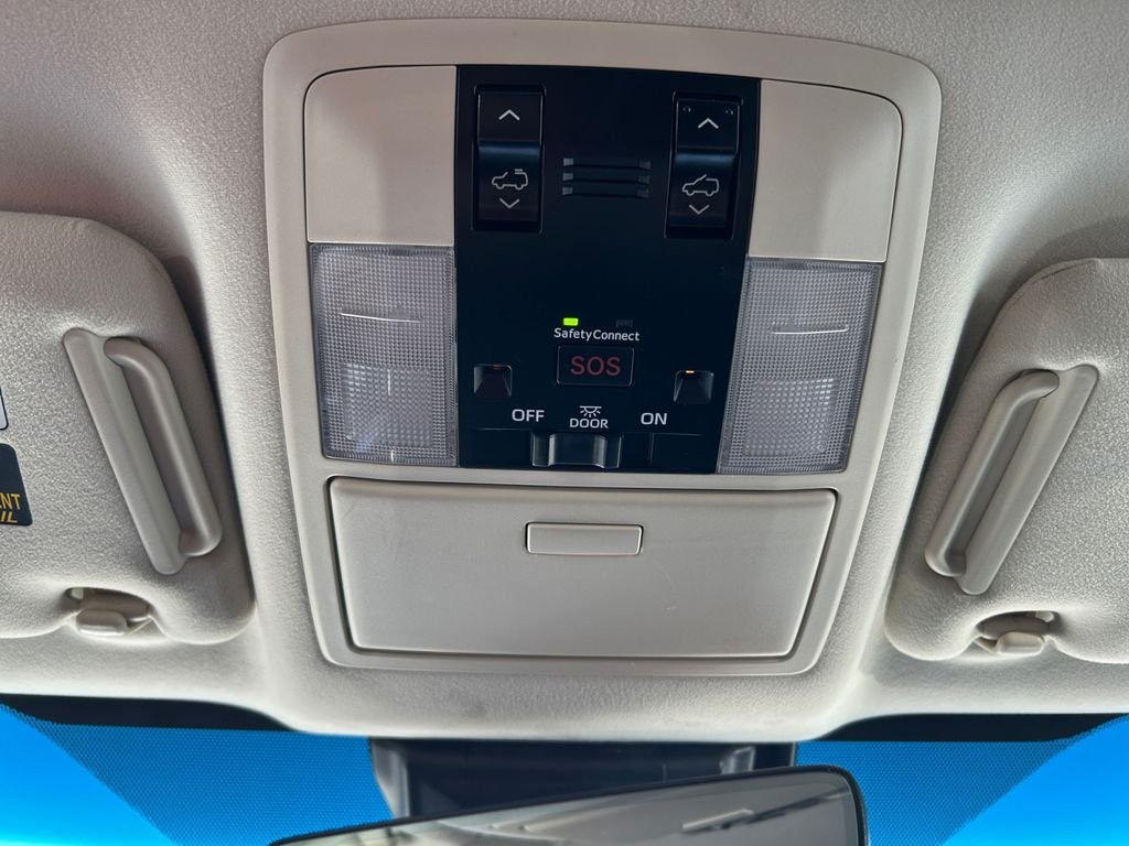 Used 2021  Lexus 460 Luxury image 29