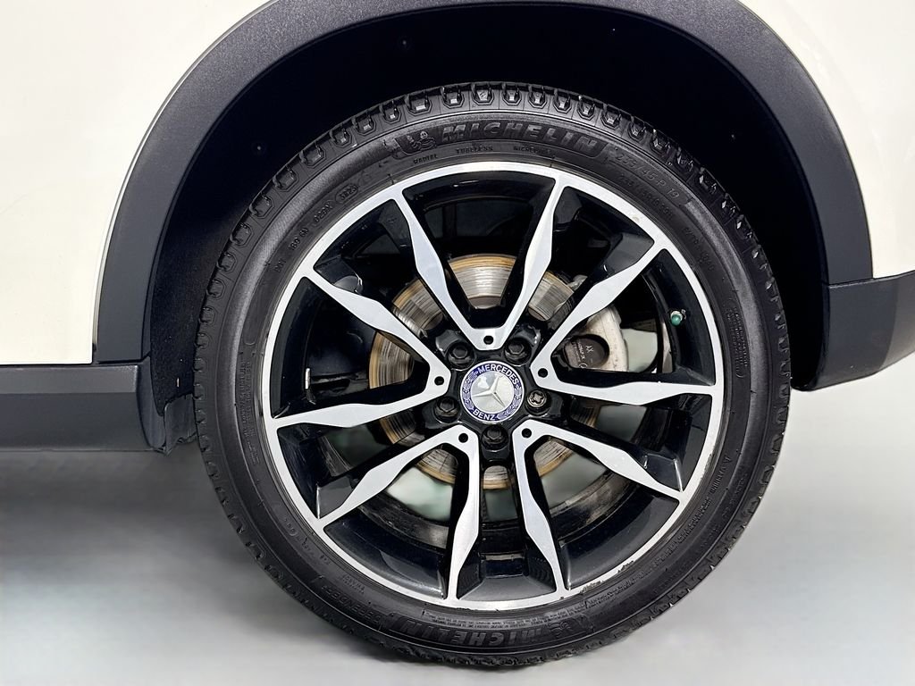 Used 2016 White Mercedes-Benz GLA 250 image 33